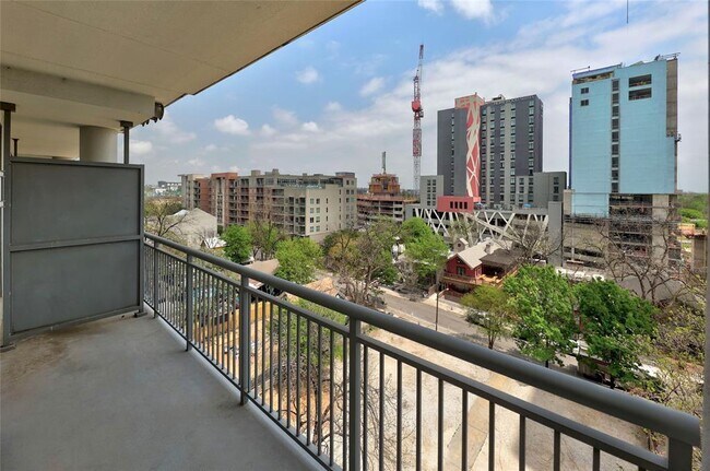 Building Photo - 603 Davis St