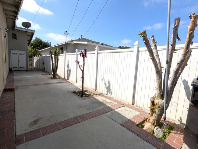 Building Photo - 7635 Birchleaf Ave