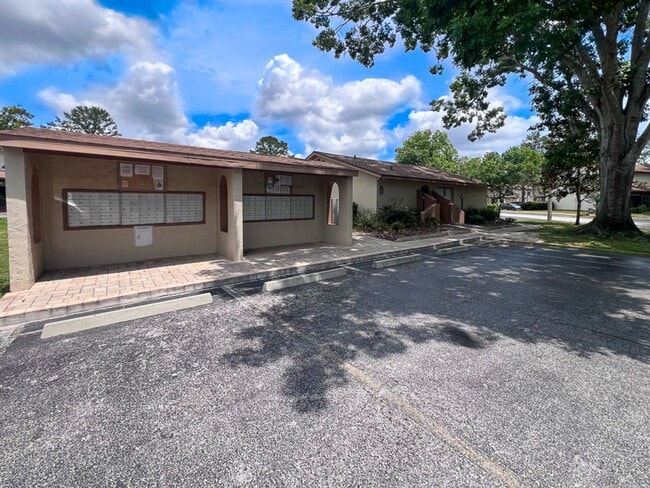 Building Photo - 2BR/1.5 Townhouse in Conveniently Located ...