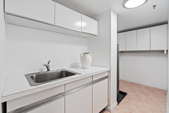 Building Photo - 100 Lakeshore Dr