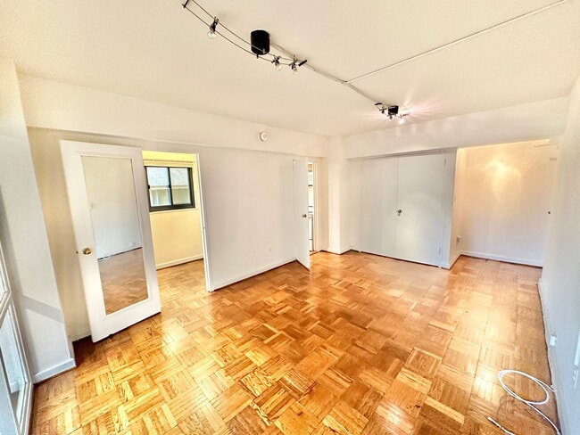 Building Photo - Foggy Bottom Spacious Studio w/Solarium Close to GWU, World Bank, GW Hospital