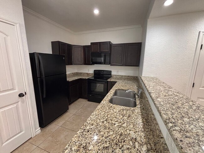Building Photo - Spacious End-Unit Townhome in Prime Northe...