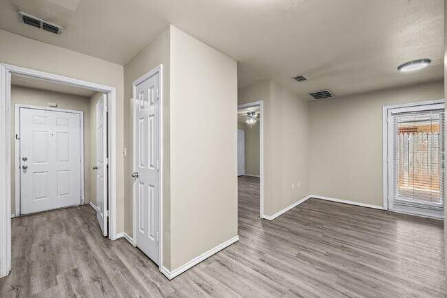 Building Photo - Spacious 3-Bed, 3-Bath Duplex – Awaits!