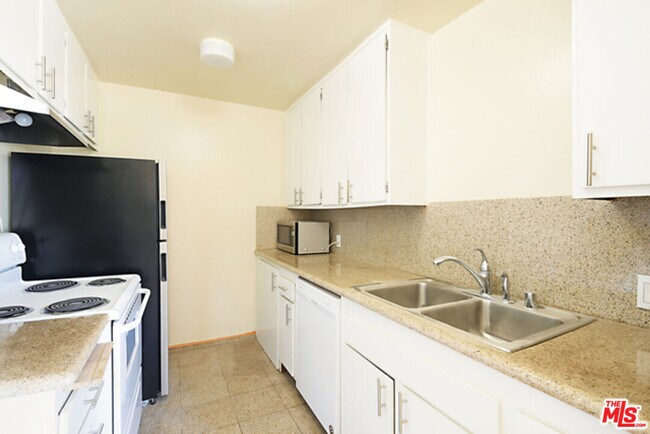 Building Photo - 100 S Doheny Dr