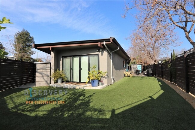 Building Photo - Centrally Located Mid-Century Contemporary Home