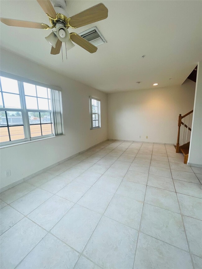 Building Photo - 2605 Bay Dr