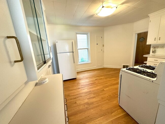 Building Photo - 30 Hall St