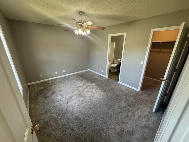 Building Photo - 105 Lorien Cir