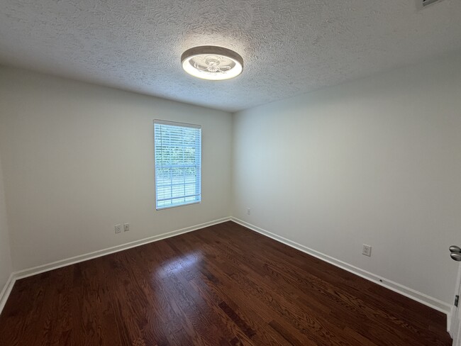 Building Photo - 8304 Oak Knoll Dr