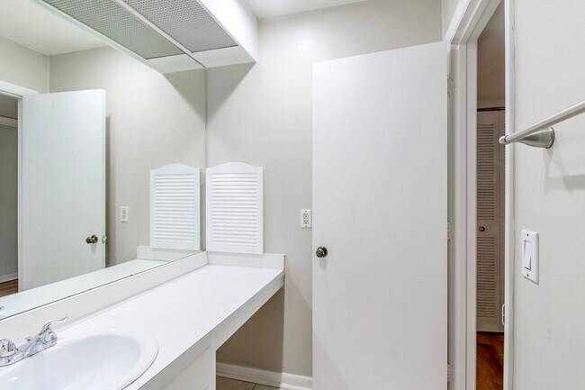 Bath Room - 3000 Hillsboro Pike