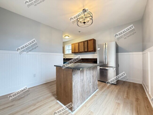 Building Photo - 939 Putnam St