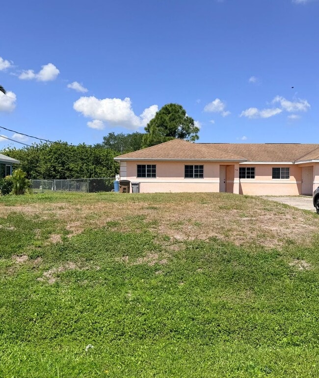 Building Photo - 3 Bedroom 2 Bath Duplex