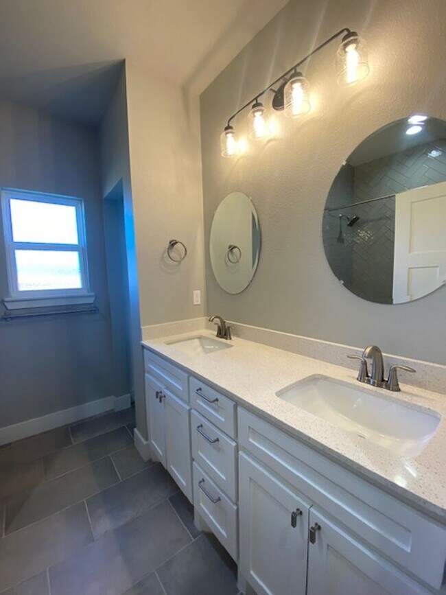 Building Photo - 3806 Negin Dr