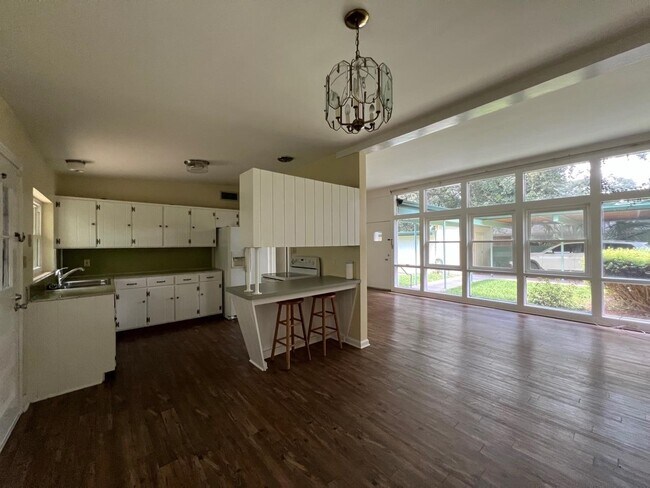 Building Photo - 2002 Chowkeebin Nene