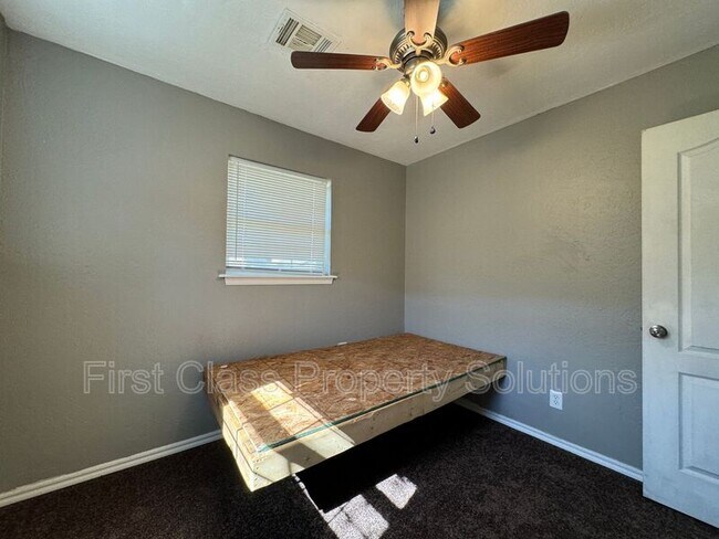 Building Photo - 704 N Gale Ave