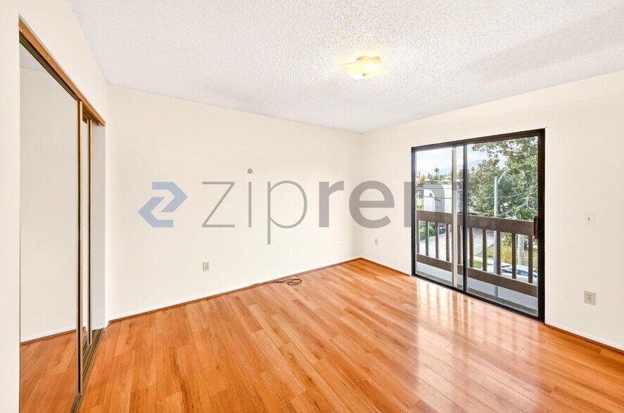 Building Photo - 1004 E Garfield Ave