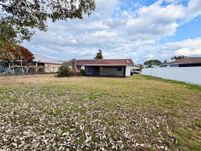 Building Photo - 1434 SE Concha St