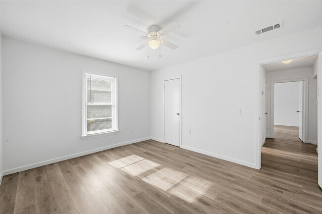 Building Photo - 418 Russell St