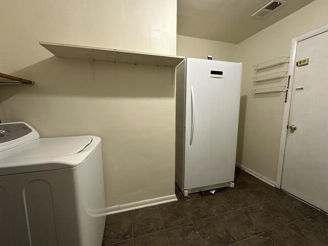 Building Photo - 3252 Club House Rd