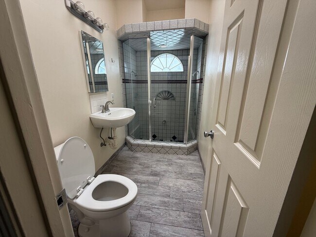 Building Photo - Great Location Near Hwy 41 – 3 Bedroom Home with Big Backyard!