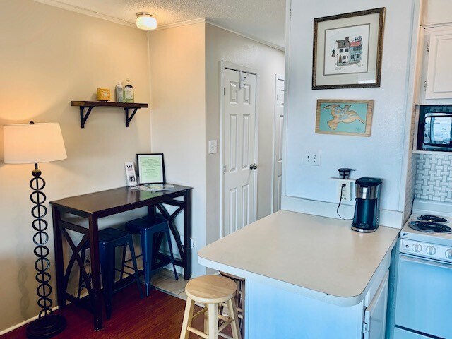 Building Photo - 6102 Seawall Blvd