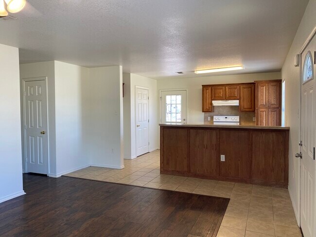 Building Photo - 3 bed 2 bath home, large backyard!