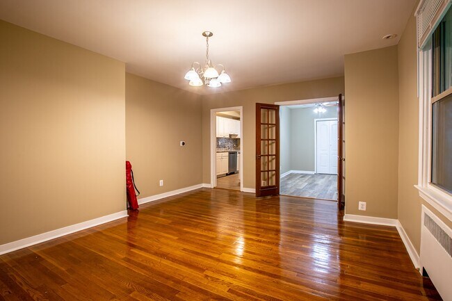 Building Photo - Charming 3 BR/3 BA Semi-Detached Home in F...