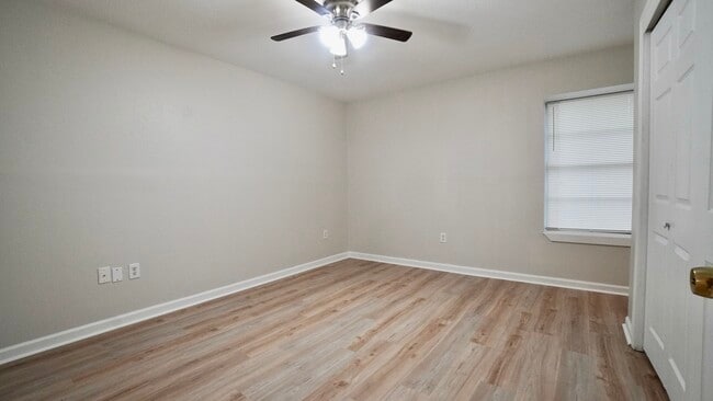 Building Photo - 105 Foxbriar St