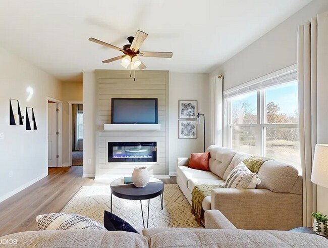 Building Photo - 3400 Dreusicke Dr