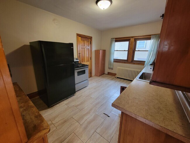 Building Photo - 2002 E 1st St