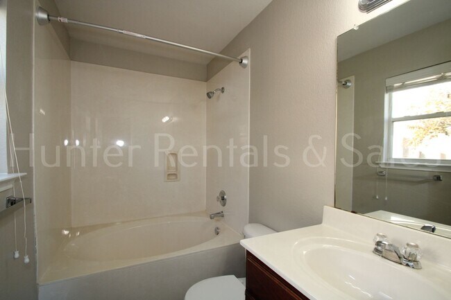 Building Photo - Modern Comfort in Meadows of Trimmier