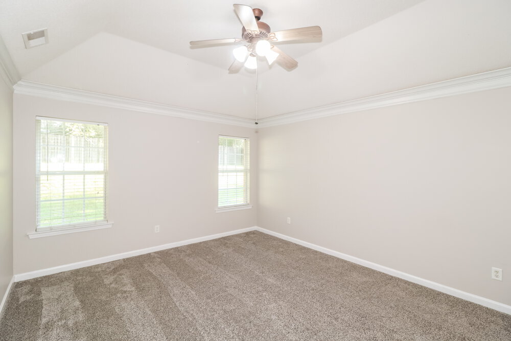 Building Photo - 305 Village Dr