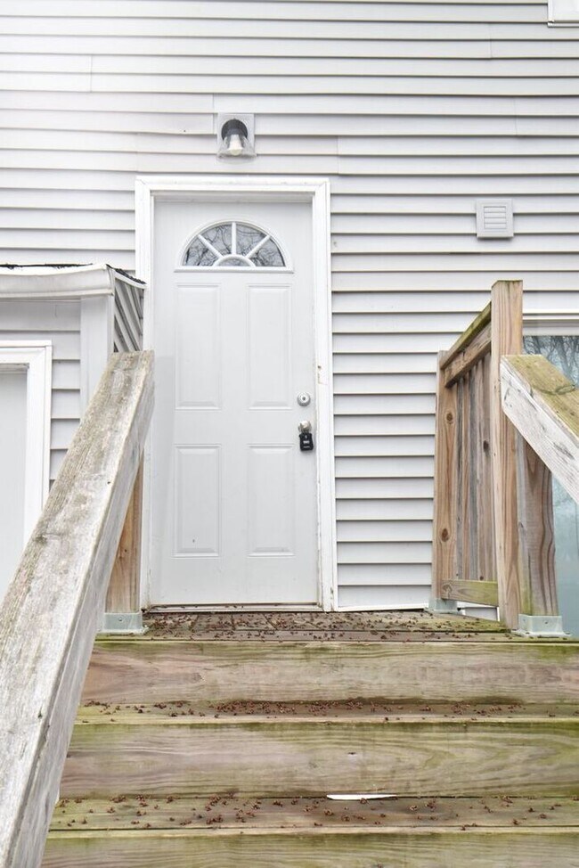 Building Photo - Spacious Downtown Mishawaka Apartment