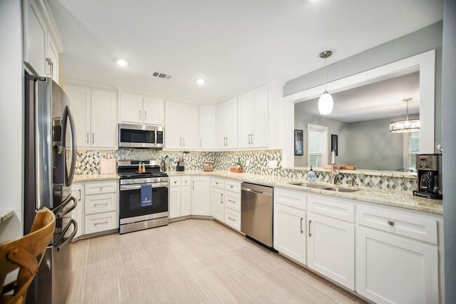 Building Photo - 8 Las Brisas Pl