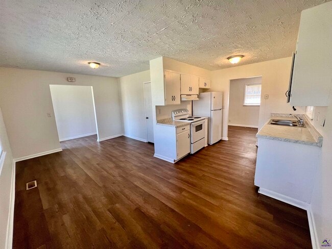 Building Photo - 2209 Macy Ave