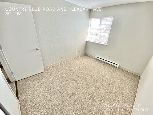 Building Photo - Roomy 2-bed end-unit w/ on-site laundry & ...