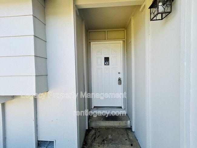 Building Photo - 9012 Alderson Ave