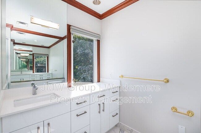 Building Photo - 1709 Harbor Ave SW