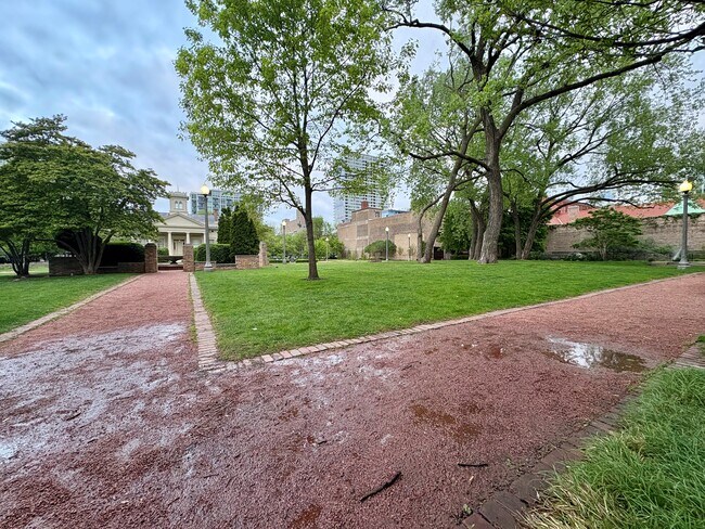 Building Photo - 320 E 21st St