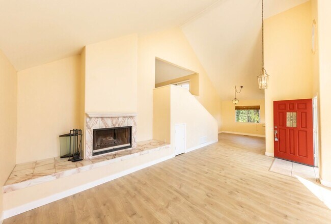 Building Photo - 3 Bedroom + Loft + Office Oceanside Home