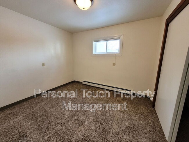 Building Photo - 132 6th Ave N