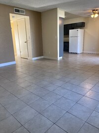 Building Photo - 815 N Peach Ave