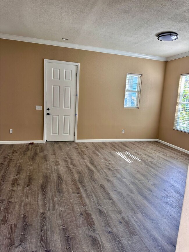 Building Photo - 4 bed/ 4.5 bath in Santa Rosa