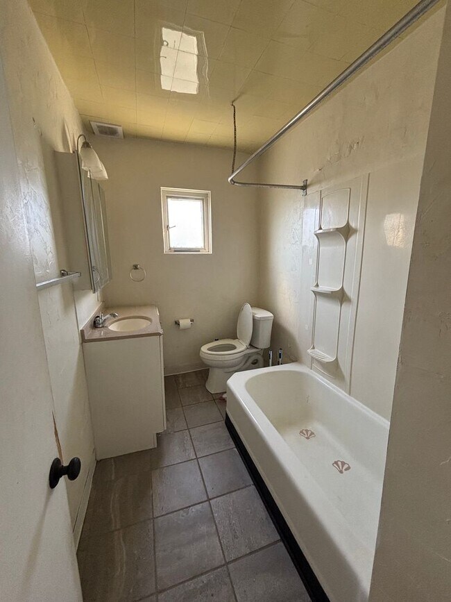 Building Photo - Large 3 Bedroom Single-Family Home in Arli...