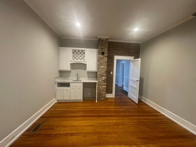 Building Photo - 209 3rd Ave