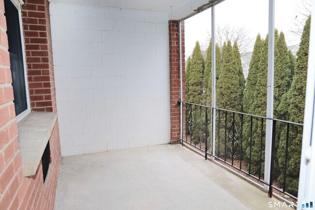 Building Photo - 185 Melba St