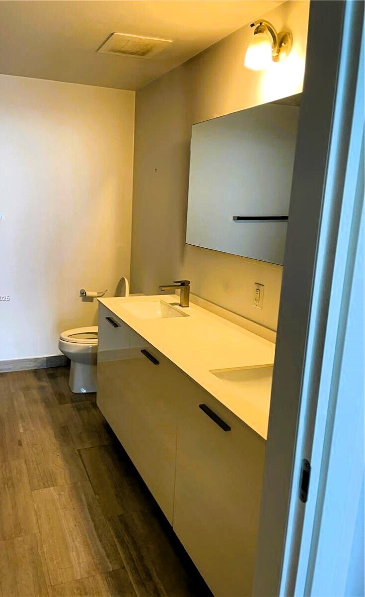 Building Photo - 1300 Brickell Bay Dr