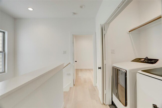 Building Photo - 2715 Drew St