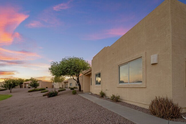 Building Photo - Beautiful 3 bedroom patio home with open f...
