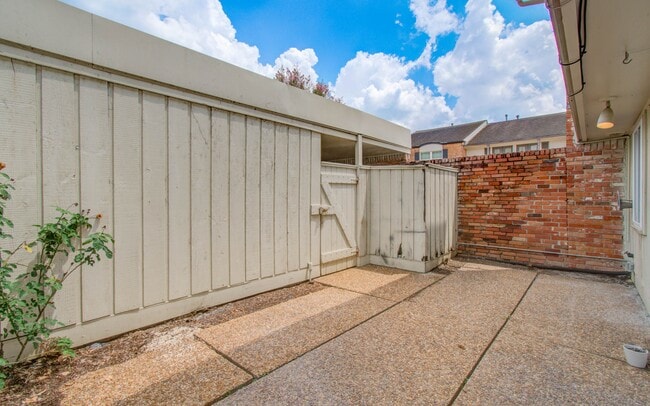 Building Photo - 402 Bendwood Dr